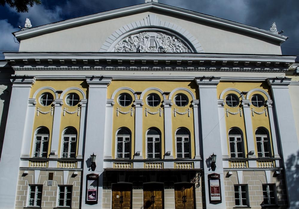 Здание Костромского драматического театра  - Памятники архитектуры Костромы 