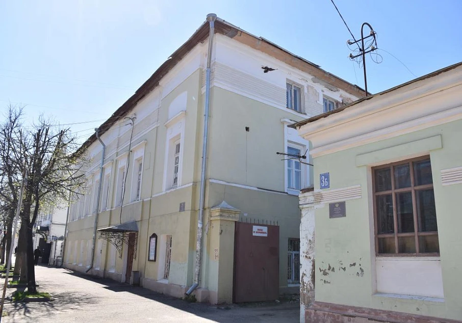 Усадьба городская:  жилой дом, каретный сарай