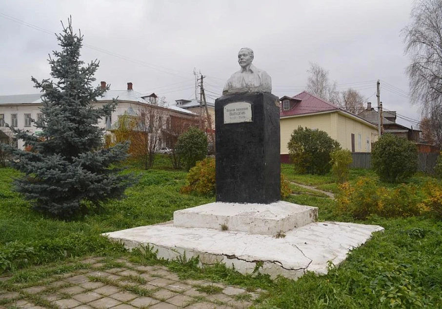 Бюст Василия Вылузгина в Солигаличе - Памятники и мемориалы Костромы 