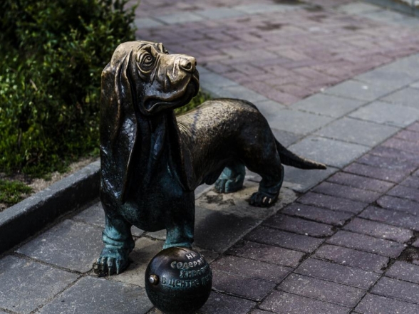 Скульптура пожарного пса Бобка в Костроме - Памятники и арт-объекты Костромы