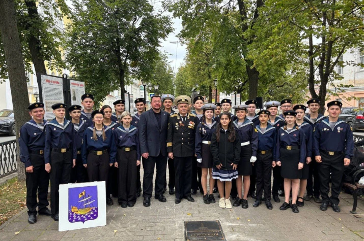 На Аллее признания в Костроме установили мемориальный знак в честь адмирала Павла Перелешина