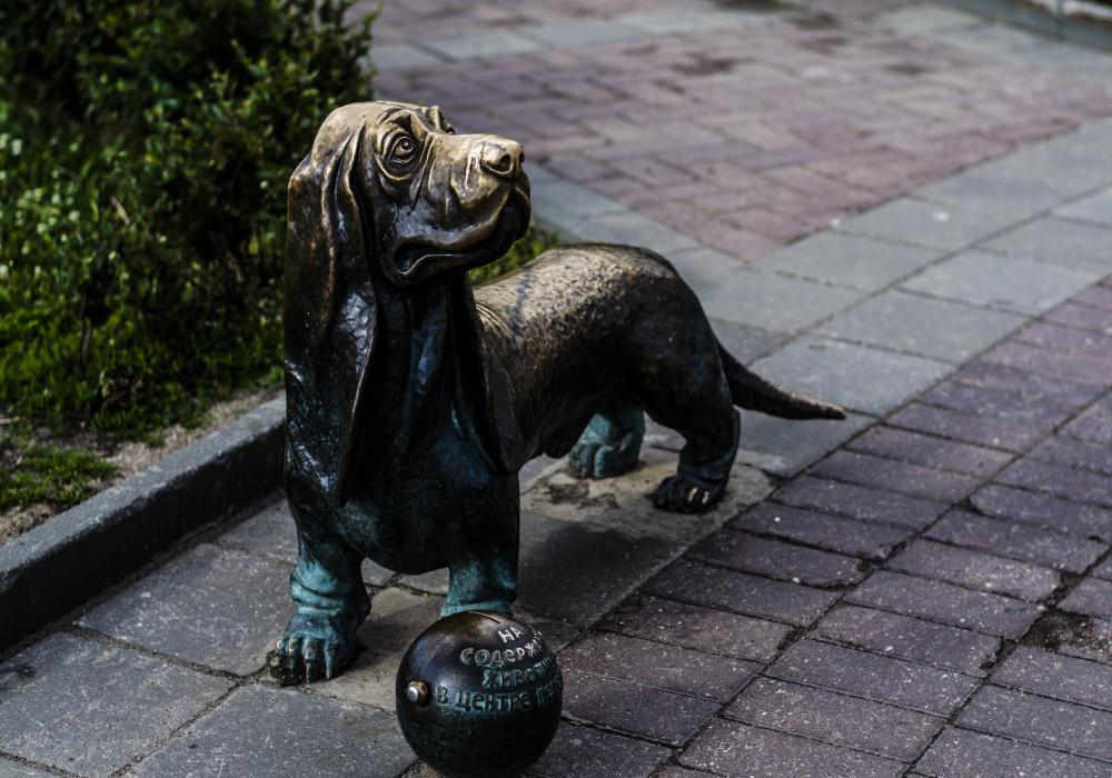 Скульптура пожарного пса Бобка в Костроме - Памятники и арт-объекты Костромы
