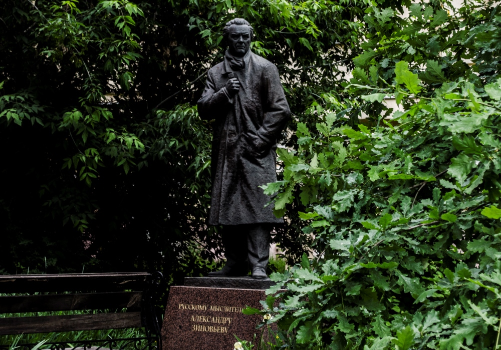 Памятник Александру Зиновьеву - Памятники и мемориалы в Костроме 