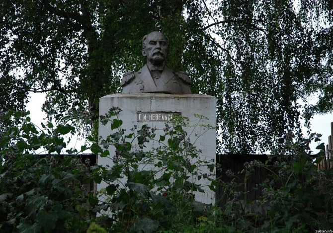 Бюст Геннадия Невельского в Солигаличе - Памятники и мемориалы Костромы 