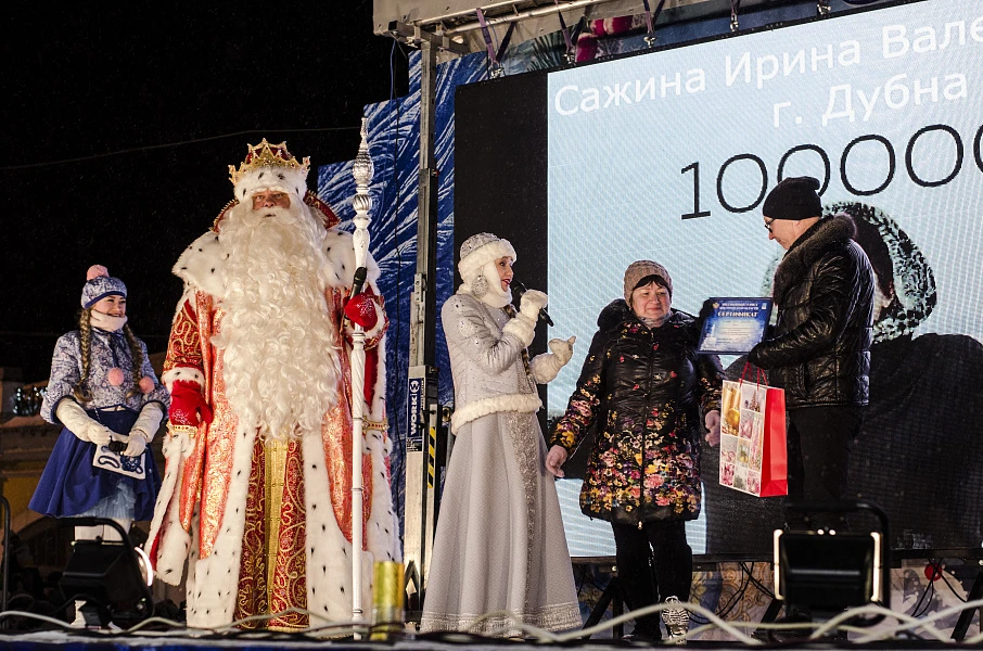 Дед Мороз и Снегурочка зажгут огни елки на Сусанинской площади