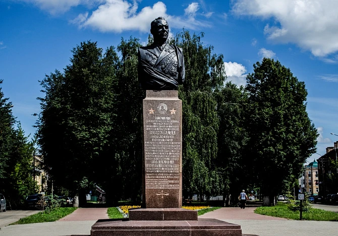 Бюст Маршала Александра Новикова в Костроме - Памятники и мемориалы Костромы 