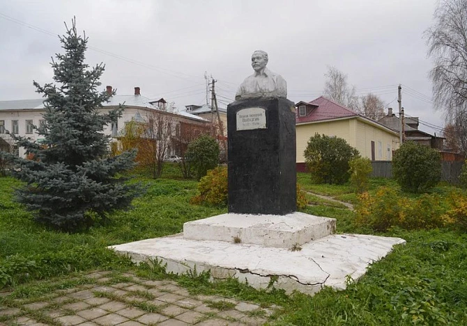 Бюст Василия Вылузгина в Солигаличе - Памятники и мемориалы Костромы 